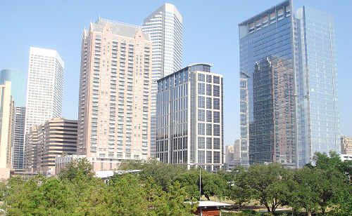 CITY VIEW: The sleek Houston skyline forms the dramatic backdrop for Discovery Green, nearly five hectares of spacious green lawns including a large lake, amphitheatre, children’s playground, interactive water feature, and public art works. CITY VIEW: The sleek Houston skyline forms the dramatic backdrop for Discovery Green, nearly five hectares of spacious green lawns including a large lake, amphitheatre, children’s playground, interactive water feature, and public art works.