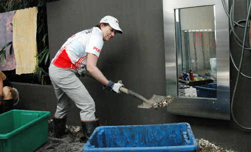 Queensland Premier Anna Bligh joins a working bee at an apartment complex in West End, Brisbane. Queensland Premier Anna Bligh joins a working bee at an apartment complex in West End, Brisbane.