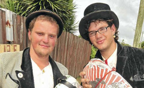 Matthias Suter and Tilman Flechner are travelling around the world in the traditional way, according to the rules of their guilds. Matthias Suter and Tilman Flechner are travelling around the world in the traditional way, according to the rules of their guilds.