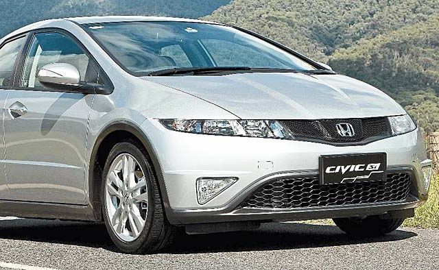 On the outside, the stylish Civic Si has been given a sportier look, with a Civic Type R inspired mesh grille replacing the clear plastic grille from the previous model. On the outside, the stylish Civic Si has been given a sportier look, with a Civic Type R inspired mesh grille replacing the clear plastic grille from the previous model.