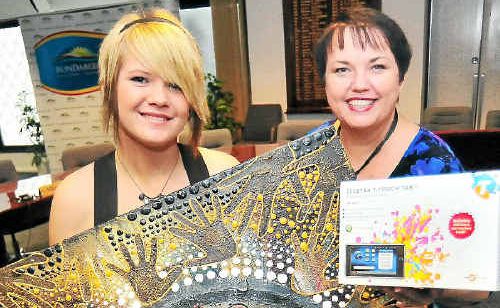 Chern’ee Sutton donates one of her paintings to Mayor Lorraine Pyefinch as the major raffle prize. Chern’ee Sutton donates one of her paintings to Mayor Lorraine Pyefinch as the major raffle prize.