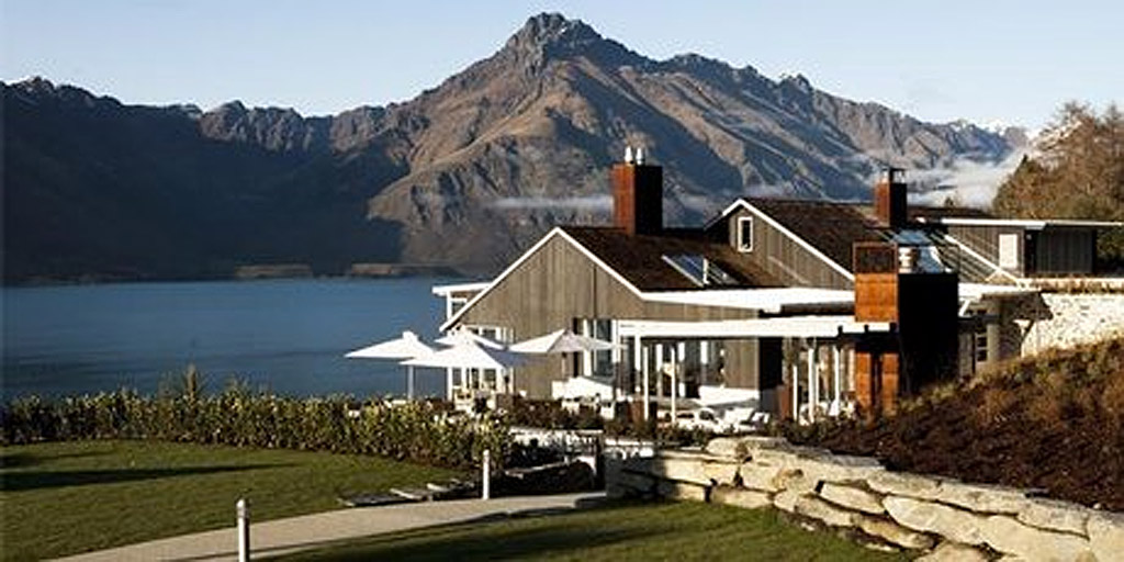 Matakauri Lodge occupies a spectacular site overlooking Lake Wakatipu. Matakauri Lodge occupies a spectacular site overlooking Lake Wakatipu.