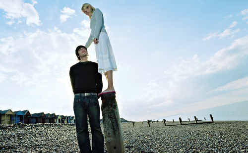 Professor David Carrier concludes tall men attract women because they remind them of our ape-like ancestors.