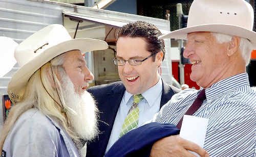 Bob Katter visits Maryborough markets to ‘listen’ and take note of issues raised. Maryborough support for his Australian Party is anticipated by Katter. Beaudesert MP Aidan McLindon and Mr Katter swap remarks with a market visitor. Bob Katter visits Maryborough markets to ‘listen’ and take note of issues raised. Maryborough support for his Australian Party is anticipated by Katter. Beaudesert MP Aidan McLindon and Mr Katter swap remarks with a market visitor.
