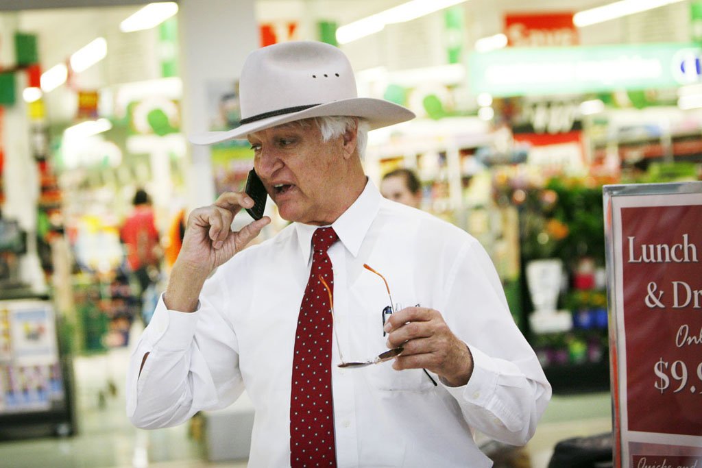 Independent MP Bob Katter is planning a trip to Warwick to talk party politics. 