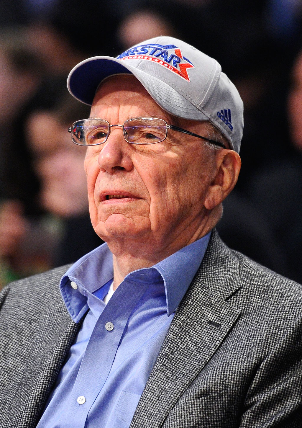 Mr Murdoch, meanwhile, is expected to jet into Britain today or tomorrow to take personal charge of the growing crisis. Mr Murdoch, meanwhile, is expected to jet into Britain today or tomorrow to take personal charge of the growing crisis.