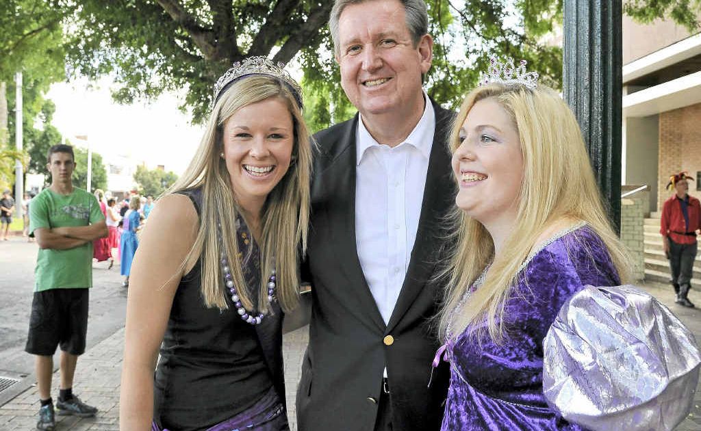 Premier O’Farrell is caught between the two queens, (left) 2011 Jacaranda Queen Nikki Mackie and Clarence Valley Council’s queen for their performance, Jamie Noy. Premier O’Farrell is caught between the two queens, (left) 2011 Jacaranda Queen Nikki Mackie and Clarence Valley Council’s queen for their performance, Jamie Noy.