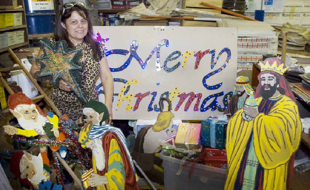 Trinity Dr resident Shiralee Perin prepares her Christmas lights and decorations for the annual light-up. Trinity Dr resident Shiralee Perin prepares her Christmas lights and decorations for the annual light-up.