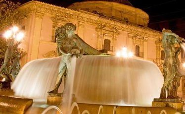 The court convenes by the fountain in the Plaza de la Virgen. The court convenes by the fountain in the Plaza de la Virgen.