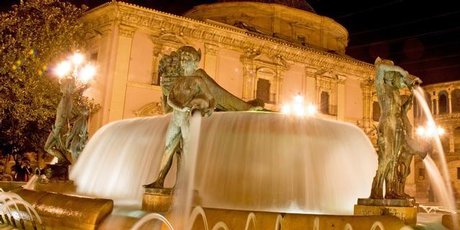 The court convenes by the fountain in the Plaza de la Virgen. The court convenes by the fountain in the Plaza de la Virgen.