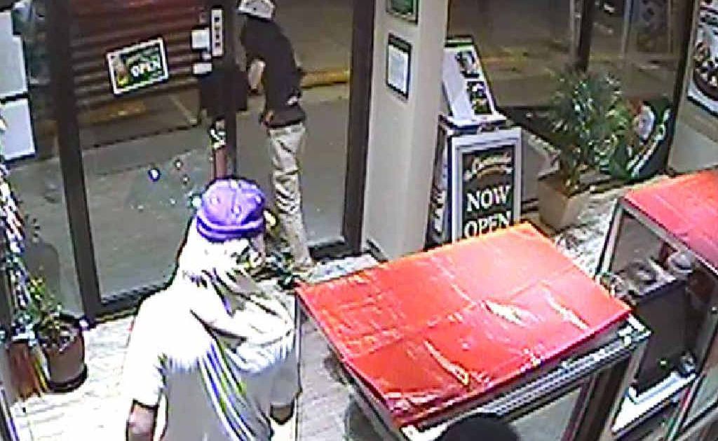 Thieves can be seen stealing cakes from the The Cheesecake Shop Springfield. Thieves can be seen stealing cakes from the The Cheesecake Shop Springfield.