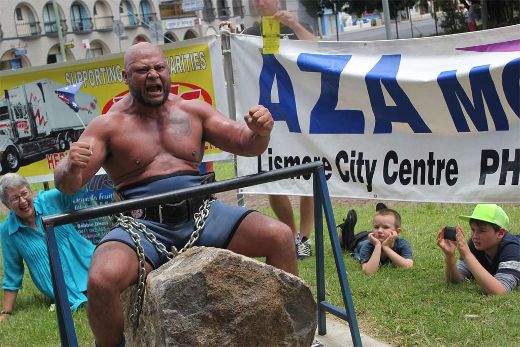 Derek Boyer smashes the Australian Record for lifting the 1100kg rock, with Mayor Jenny Dowell officiating.