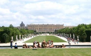 Apollo Fountain - with no water - in the foreground, with the Palace of Versailles in the distance. Apollo Fountain - with no water - in the foreground, with the Palace of Versailles in the distance.