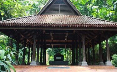 The supposed tomb of the last sultan of Singapore sits sheltered under a traditional 14th century Malay roof on top of Fort Canning Hill. The supposed tomb of the last sultan of Singapore sits sheltered under a traditional 14th century Malay roof on top of Fort Canning Hill.
