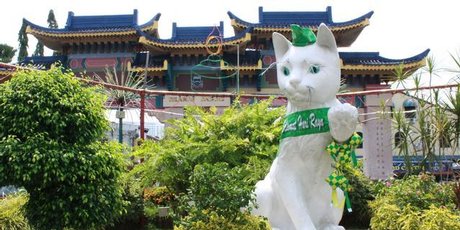 A giant cat statue - sporting a green ribbon to celebrate the end of Ramadan - guards the entrance to Kuching's Chinatown. Photo / Jim Eagles
A giant cat statue - sporting a green ribbon to celebrate the end of Ramadan - guards the entrance to Kuching's Chinatown. Photo / Jim Eagles
