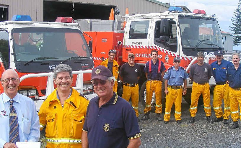 SUPPORT THE FIRIES: Captain Ray Wilton (centre), golf fundraising day organiser Bruce Bevan from the Ballina Rotary Club (right), and Glenn Costello, from Tursa, making a donation to the golf day, watched by some of the Lennox Head Rural Fire Service crew. SUPPORT THE FIRIES: Captain Ray Wilton (centre), golf fundraising day organiser Bruce Bevan from the Ballina Rotary Club (right), and Glenn Costello, from Tursa, making a donation to the golf day, watched by some of the Lennox Head Rural Fire Service crew.
