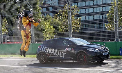 Nick Macomber takes on Joshua Dowling at Albert Park. Nick Macomber takes on Joshua Dowling at Albert Park.