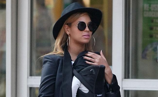 Beyonce out with Blue Ivy. Beyonce out with Blue Ivy.