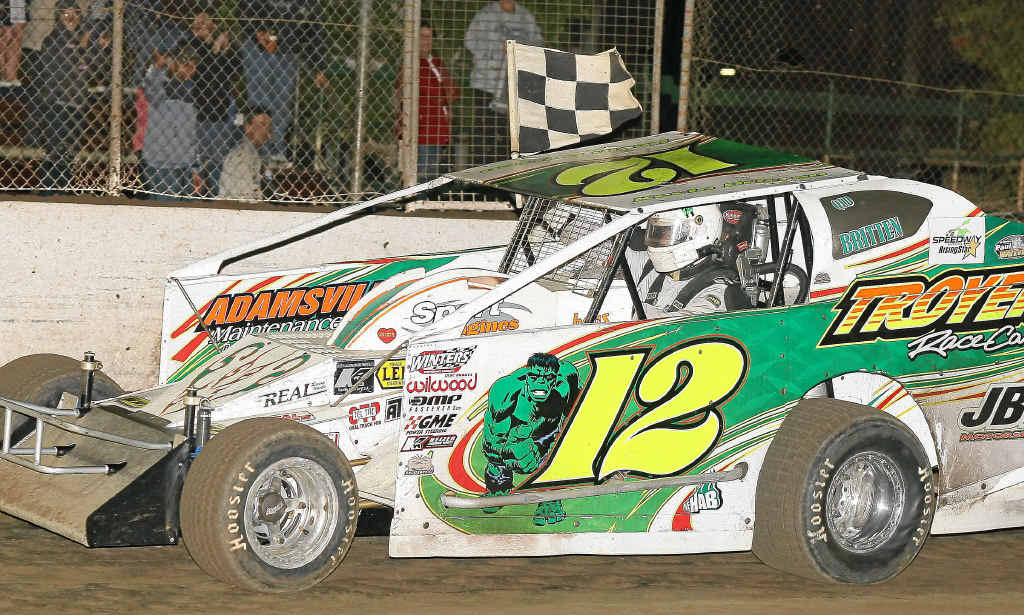 Kevin Britten on his way to winning the NSW V8 Dirt Modified Championship at Lismore Speedway on Sunday night. Kevin Britten on his way to winning the NSW V8 Dirt Modified Championship at Lismore Speedway on Sunday night.