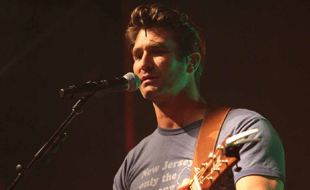 Pete Murray pleases his Rocky fans at the Great Western last Thursday night as part of his Queensland tour. Pete Murray pleases his Rocky fans at the Great Western last Thursday night as part of his Queensland tour.