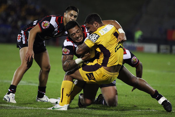 Josh Hoffman of the Broncos tackles Feleti Mateo of the Warriors during the round nine NRL match between the New Zealand Warriors and the Brisbane Broncos at Mt Smart Stadium Josh Hoffman of the Broncos tackles Feleti Mateo of the Warriors during the round nine NRL match between the New Zealand Warriors and the Brisbane Broncos at Mt Smart Stadium