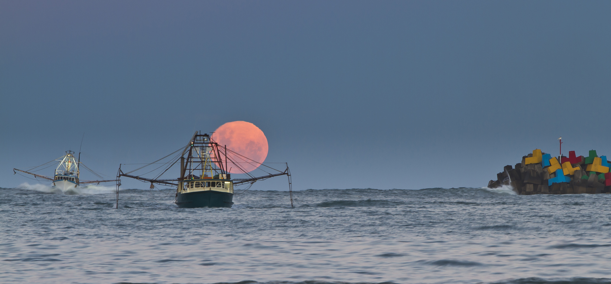 Get outdoors next Monday with a lens. The Earth and Moon will be the closest they have been since January 26, 1948. PHOTO: IAN SPAGNOLO. Get outdoors next Monday with a lens. The Earth and Moon will be the closest they have been since January 26, 1948. PHOTO: IAN SPAGNOLO.