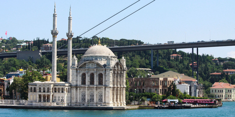 Ortakoy Mosque, built by an Ottoman sultan, is a vision of wealth and power.
Ortakoy Mosque, built by an Ottoman sultan, is a vision of wealth and power.