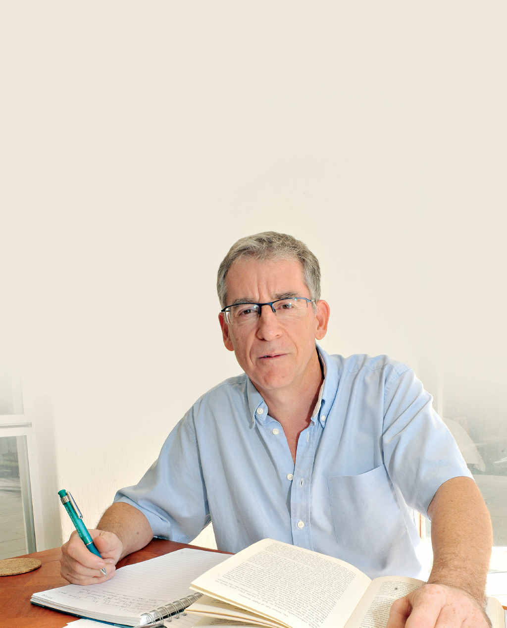 Arthur Penlington has turned his pen to a new kind of writing in Noosa. Arthur Penlington has turned his pen to a new kind of writing in Noosa.