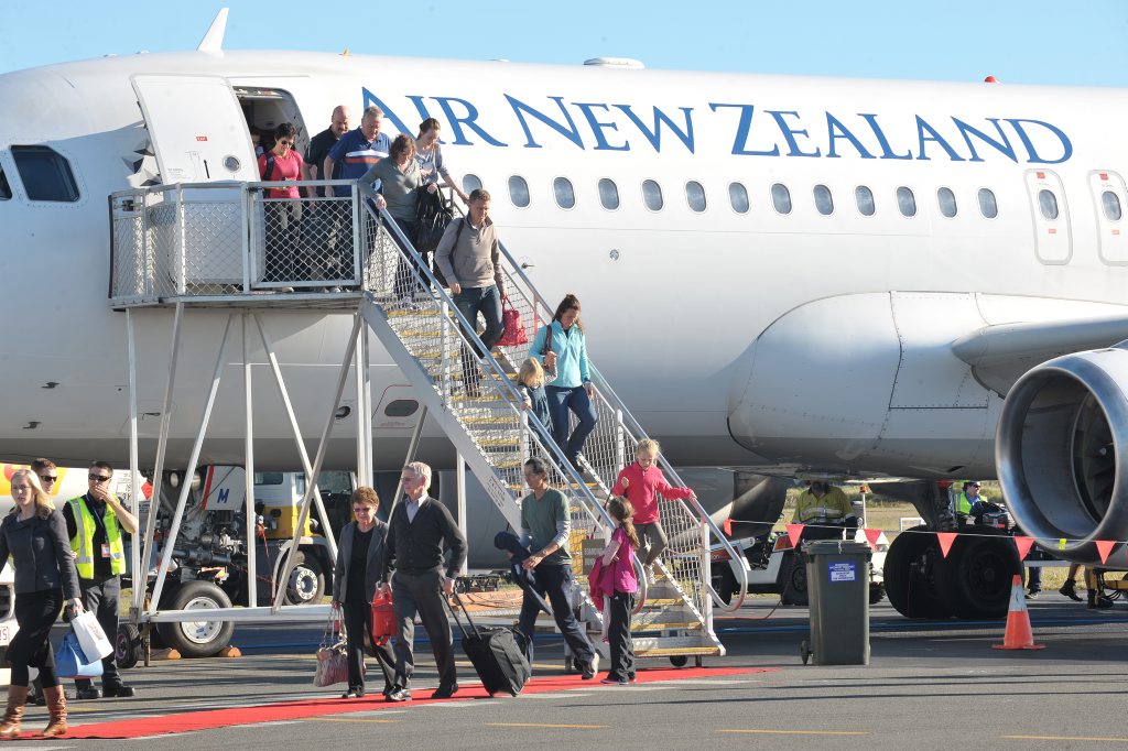 Fewer New Zealanders are leaving to go and live overseas, leading to a gain of 2,100 migrants last month, said Statistics NZ. Fewer New Zealanders are leaving to go and live overseas, leading to a gain of 2,100 migrants last month, said Statistics NZ.