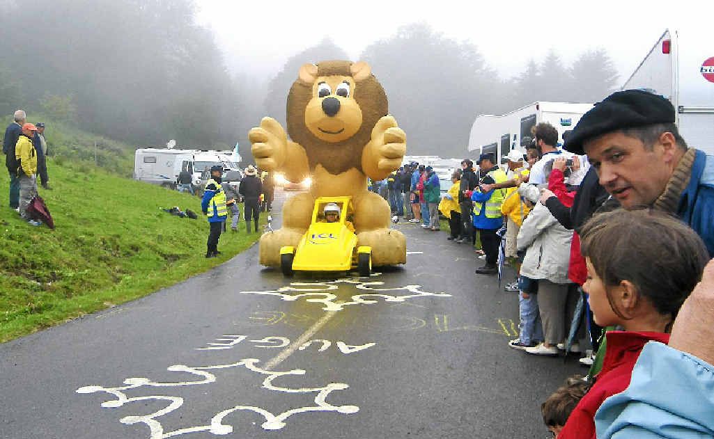 Before the riders arrive, a caravan of sponsors passes the crowds on the side of the road. Each sponsor hands out millions of gifts to fans, promoting their products. Giveaways include pens, hats, sausages, cakes, chips, water, key rings, bottle openers and cycling shirts. Before the riders arrive, a caravan of sponsors passes the crowds on the side of the road. Each sponsor hands out millions of gifts to fans, promoting their products. Giveaways include pens, hats, sausages, cakes, chips, water, key rings, bottle openers and cycling shirts.