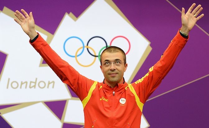 Alin George Moldoveanu has prevailed in a tight battle to win gold in the men's 10 metre air rifle. Alin George Moldoveanu has prevailed in a tight battle to win gold in the men's 10 metre air rifle.