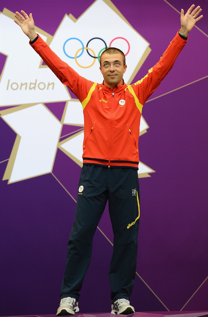 Alin George Moldoveanu has prevailed in a tight battle to win gold in the men's 10 metre air rifle. Alin George Moldoveanu has prevailed in a tight battle to win gold in the men's 10 metre air rifle.