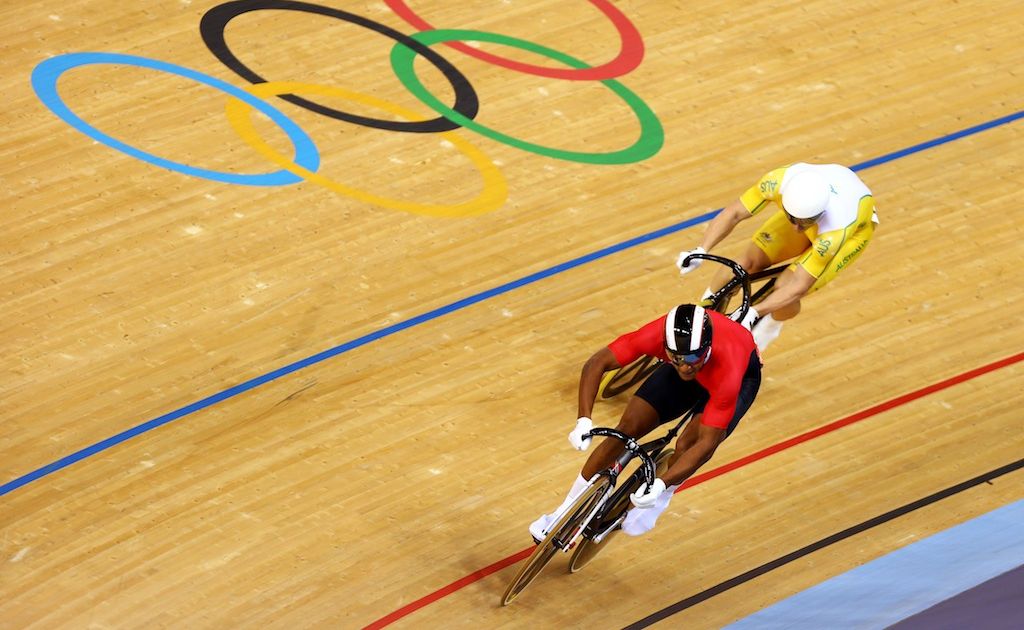 Shane Perkins hunts down Njisane Nicholas Phillip for the bronze medal in the men's sprint. Shane Perkins hunts down Njisane Nicholas Phillip for the bronze medal in the men's sprint.