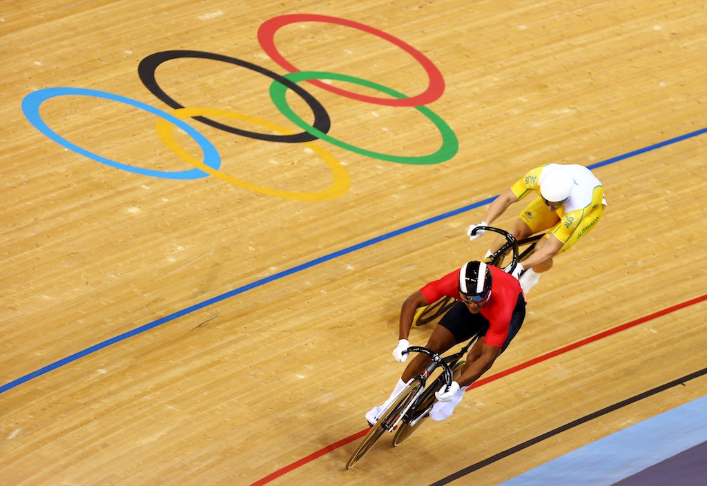 Shane Perkins hunts down Njisane Nicholas Phillip for the bronze medal in the men's sprint. Shane Perkins hunts down Njisane Nicholas Phillip for the bronze medal in the men's sprint.