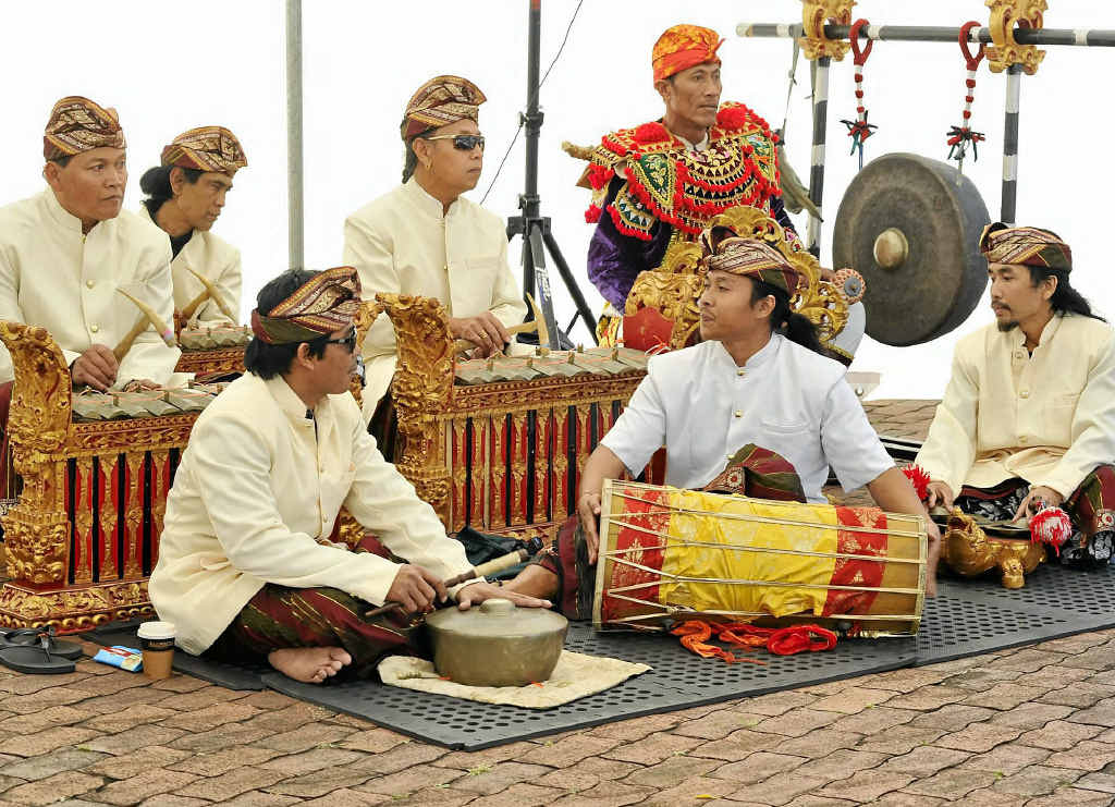 An orchestra made up of seven Indonesian-Australians and Made Denis, a Balinese musician touring Australia performed on the footpath outside Lismore Regional Gallery.