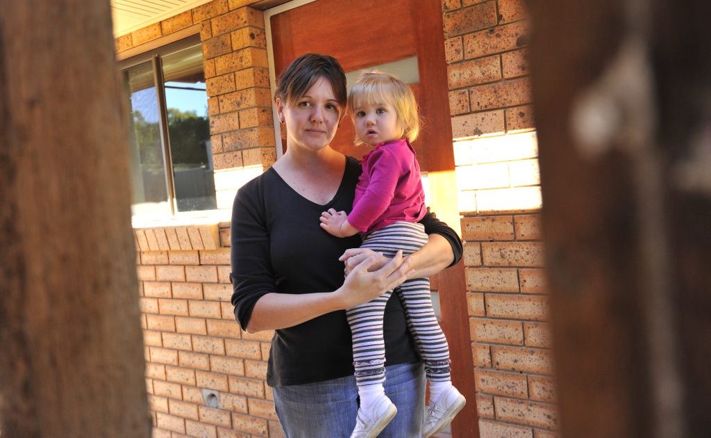 Michelle Warren, pictured with her daughter Sally, believes she has been conned by an unlicensed asbestos removalist. Michelle Warren, pictured with her daughter Sally, believes she has been conned by an unlicensed asbestos removalist.