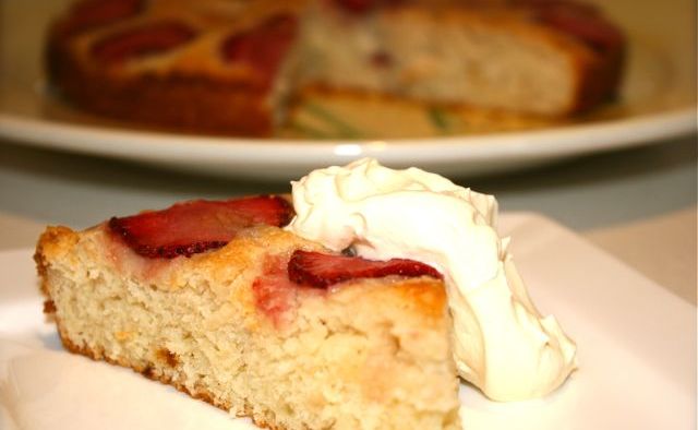 Miss Foodie's egg-free strawberry cake. Miss Foodie's egg-free strawberry cake.