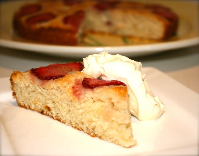 Miss Foodie's egg-free strawberry cake. Miss Foodie's egg-free strawberry cake.