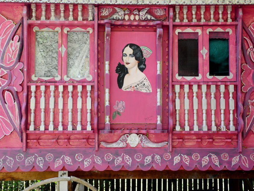The gypsy caravan that Jan discovered in Nimbin and painted herself. The gypsy caravan that Jan discovered in Nimbin and painted herself.