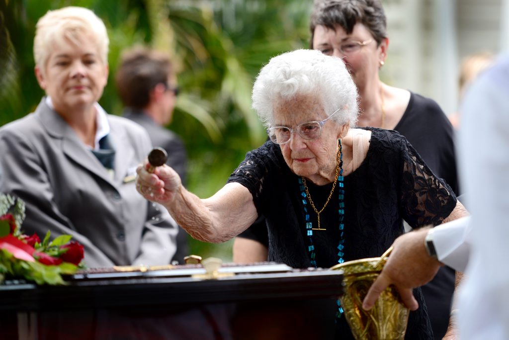William's wife Patricia says her last goodbyes.
William's wife Patricia says her last goodbyes.