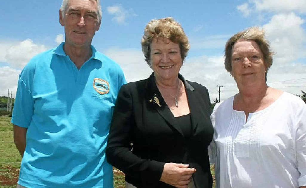 HAPPY: Health Minister Jillian Skinner (centre) joins Tony McCabe and Rae Cooper at Ewingsdale on Tuesday. Photo: Jann Burmester. HAPPY: Health Minister Jillian Skinner (centre) joins Tony McCabe and Rae Cooper at Ewingsdale on Tuesday. Photo: Jann Burmester.