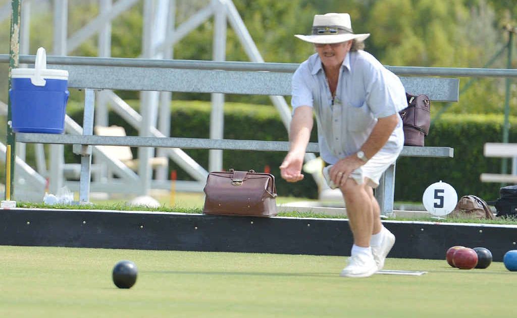 bowls club volunteers chipping in over christmas break gympie times bowl games on christmas day