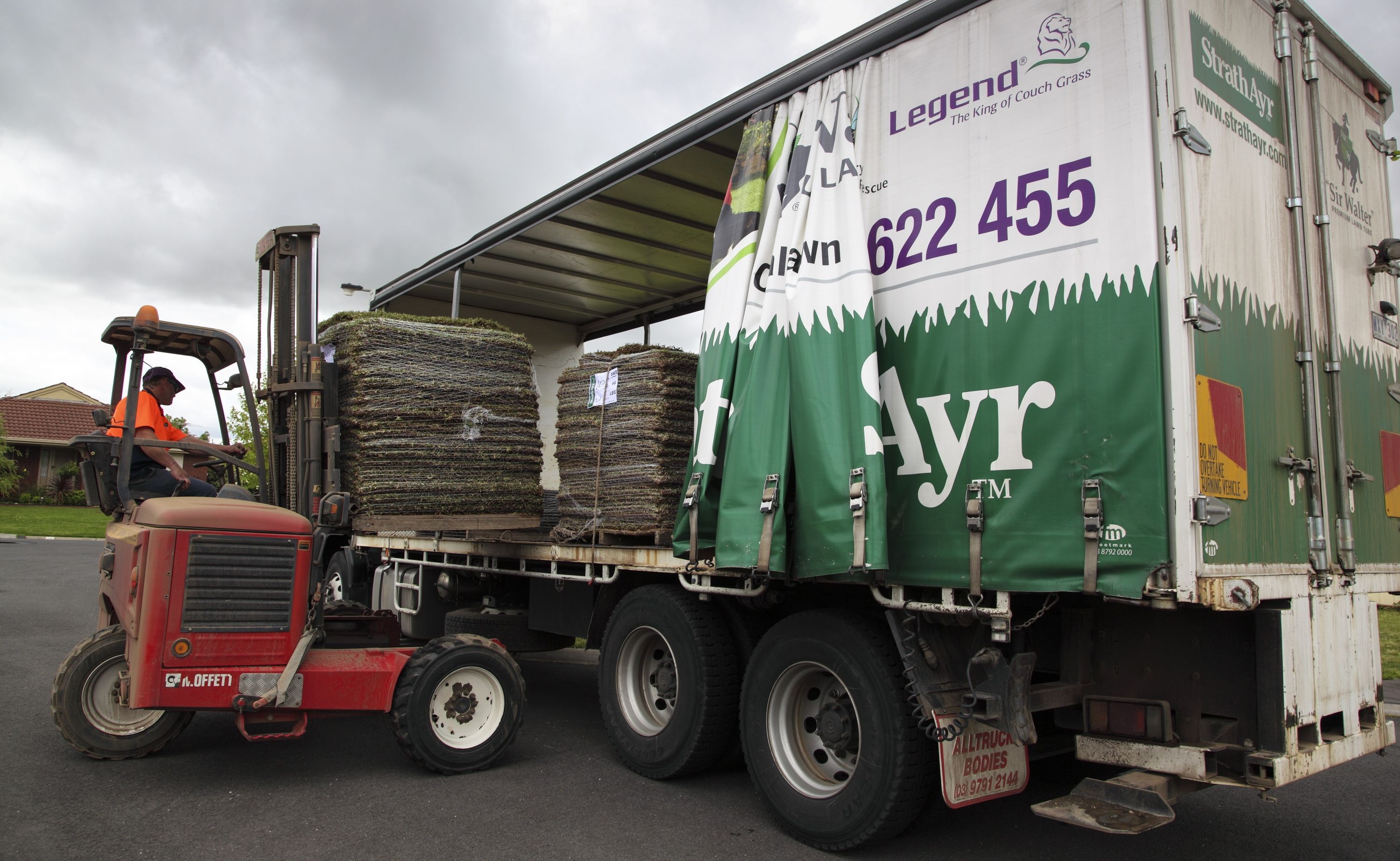 StrathAyr’s Victorian farm turf deliveries are handled by two Isuzu FVY 1400 6x4 curtainsiders.
StrathAyr’s Victorian farm turf deliveries are handled by two Isuzu FVY 1400 6x4 curtainsiders.