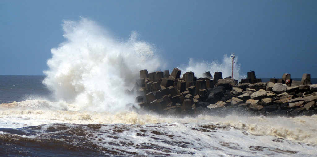 Waves slamming into tip of the south wall at Ballina. Photo: Patrick Gorbunovs Waves slamming into tip of the south wall at Ballina. Photo: Patrick Gorbunovs