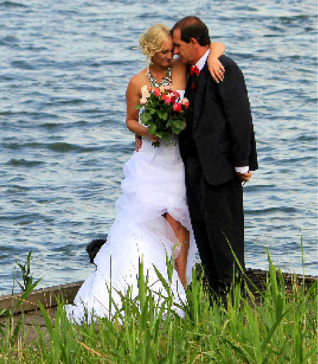 Debbie and Michael Looker on their wedding day on December 29. Photo: Mavren-Lee Photography