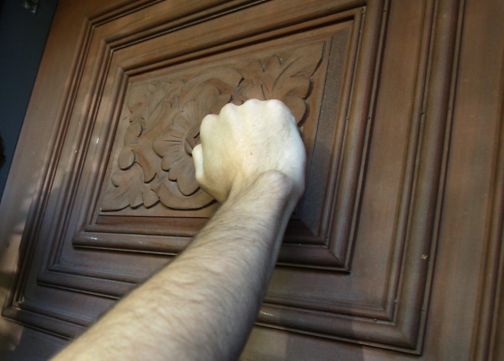 ENERGYAUSTRALIA will stop its unannounced door knockers selling gas and electricity contracts. ENERGYAUSTRALIA will stop its unannounced door knockers selling gas and electricity contracts.