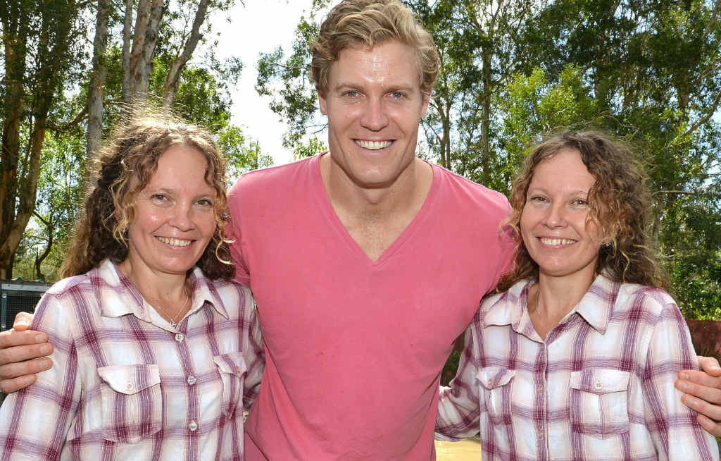 Bondi Vet Chris Brown visits Brigette and Paula Powers to see the great work the girls have been doing with injured birds. Bondi Vet Chris Brown visits Brigette and Paula Powers to see the great work the girls have been doing with injured birds.