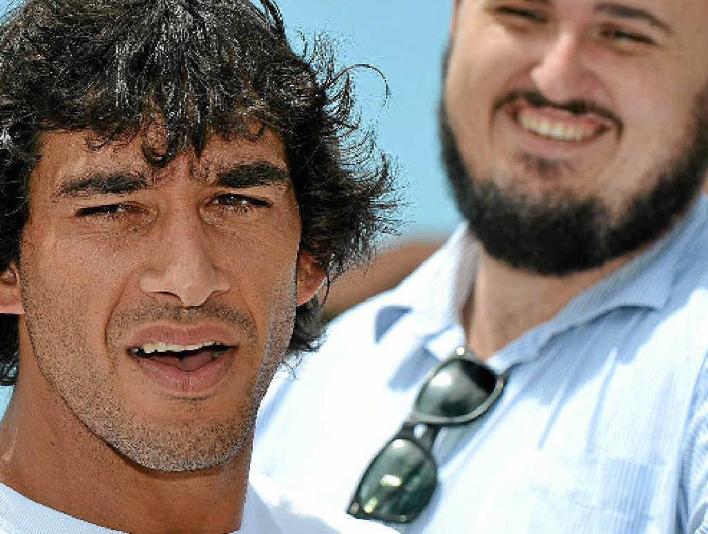 ALL SMILES: Johnathan Thurston (left) and the Daily’s Steve Zemek. ALL SMILES: Johnathan Thurston (left) and the Daily’s Steve Zemek.