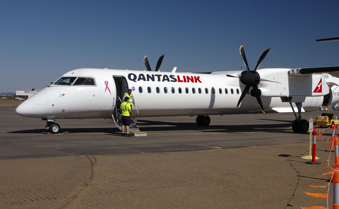 A Qantaslink Dash 8 enroute from Coffs Harbour to Sydney made an emergency landing in Tamworth last night. A Qantaslink Dash 8 enroute from Coffs Harbour to Sydney made an emergency landing in Tamworth last night.