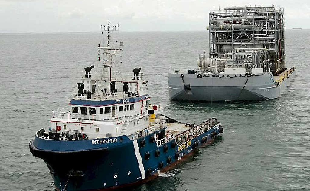 A huge modular propane condenser arrives in Gladstone for the QCLNG project on Curtis Island. A huge modular propane condenser arrives in Gladstone for the QCLNG project on Curtis Island.